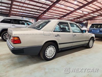 Trzecie zdjęcie samochodu z tyłu: 1989 MERCEDES-BENZ 300 E VIN:WDBEA30D8KA949153 - miniatura