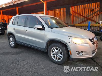 Czwarte zdjęcie samochodu z boku: 2011 VOLKSWAGEN TIGUAN S VIN:WVGAV7AX8BW534336 - miniatura