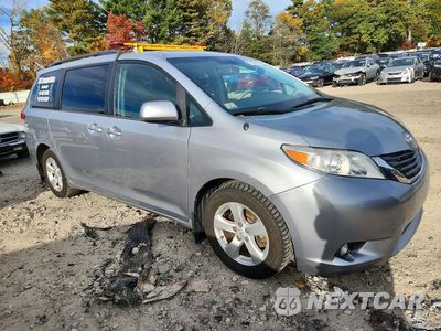 Czwarte zdjęcie samochodu z boku: 2014 TOYOTA SIENNA LE VIN:5TDKK3DC6ES515890 - miniatura