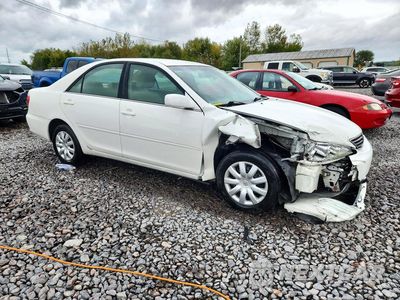 Czwarte zdjęcie samochodu z boku: 2005 TOYOTA CAMRY LE VIN:4T1BE32K25U628809 - miniatura