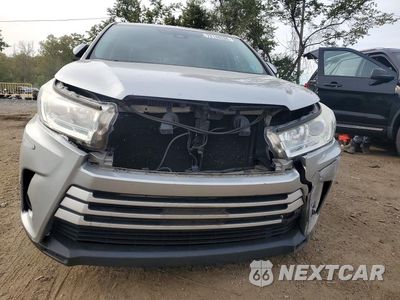 Piąte zdjęcie samochodu w środku: 2017 TOYOTA HIGHLANDER LE VIN:5TDBZRFH1HS401131 - miniatura