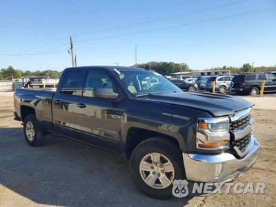 Czwarte zdjęcie samochodu z boku: 2017 CHEVROLET SILVERADO C1500 LT VIN:1GCRCREC1HZ392760 - miniatura