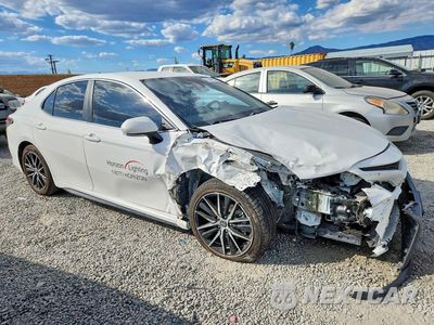 Czwarte zdjęcie samochodu z boku: 2022 TOYOTA CAMRY HYBRID SE VIN:4T1G31AK4NU581039 - miniatura