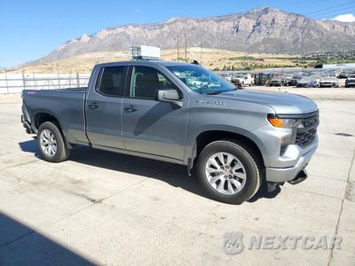 Czwarte zdjęcie samochodu z boku: 2026 CHEVROLET SILVERADO K1500 CUSTOM VIN:1GCRKBEK5TZ111084 - miniatura