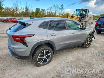 Trzecie zdjęcie samochodu z tyłu: 2025 CHEVROLET TRAX 1RS VIN:KL77LGEP9SC211961 - miniatura