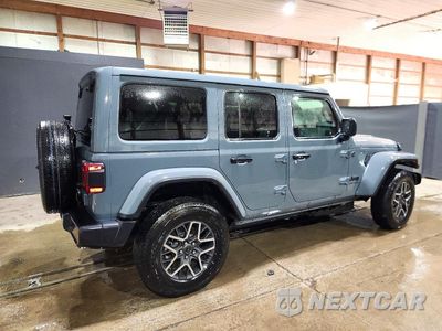 Trzecie zdjęcie samochodu z tyłu: 2026 JEEP WRANGLER SAHARA VIN:1C4PJXEN8TW264061 - miniatura