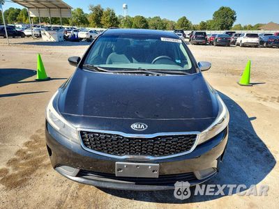 Piąte zdjęcie samochodu w środku: 2017 KIA FORTE LX VIN:3KPFK4A78HE038411 - miniatura