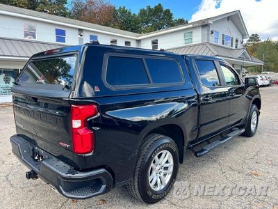 Czwarte zdjęcie samochodu z boku: 2020 CHEVROLET SILVERADO K1500 RST VIN:3GCUYEET3LG186031 - miniatura
