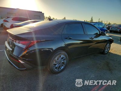 Trzecie zdjęcie samochodu z tyłu: 2024 HYUNDAI ELANTRA SEL VIN:KMHLM4DG1RU843030 - miniatura