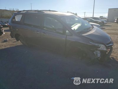 Czwarte zdjęcie samochodu z boku: 2019 TOYOTA SIENNA XLE 8-PASSENGER VIN:5TDYZ3DC6KS006495 - miniatura