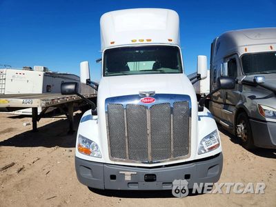 Piąte zdjęcie samochodu w środku: 2019 PETERBILT 579 SEMI TRUCK VIN:1XPBA48X1KD478548 - miniatura