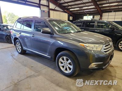 Czwarte zdjęcie samochodu z boku: 2013 TOYOTA HIGHLANDER PLUS VIN:5TDBK3EH4DS253831 - miniatura