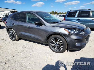 Czwarte zdjęcie samochodu z boku: 2022 FORD ESCAPE SE VIN:1FMCU0G65NUB62021 - miniatura