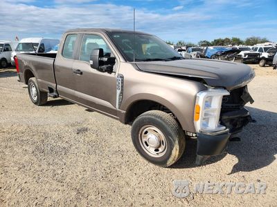 Czwarte zdjęcie samochodu z boku: 2023 FORD F350 SUPER DUTY VIN:1FT8X3AA6PED85083 - miniatura