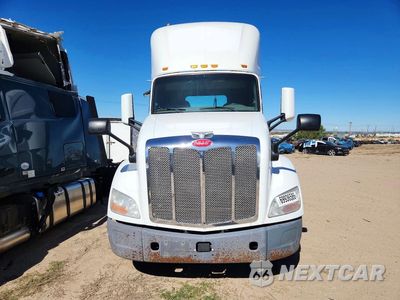 Piąte zdjęcie samochodu w środku: 2017 PETERBILT 579 SEMI TRUCK VIN:1XPBA48X6HD428625 - miniatura
