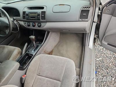 Piąte zdjęcie samochodu w środku: 2003 TOYOTA CAMRY LE VIN:4T1BE32K43U218915 - miniatura