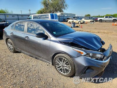 Czwarte zdjęcie samochodu z boku: 2023 KIA FORTE GT LINE VIN:3KPF54AD5PE657771 - miniatura