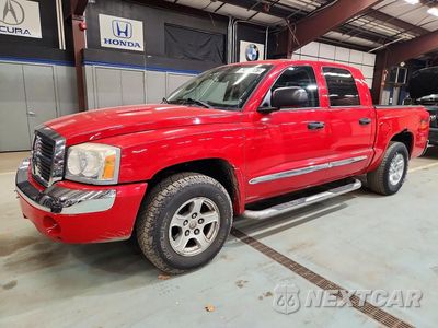 2005 DODGE DAKOTA QUAD LARAMIE 1D7HW58N35S227618 - główne zdjęcie licytacji z USA - miniatura