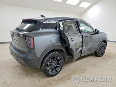 Trzecie zdjęcie samochodu z tyłu: 2026 NISSAN KICKS SR VIN:3N8AP6DA8TL381162 - miniatura