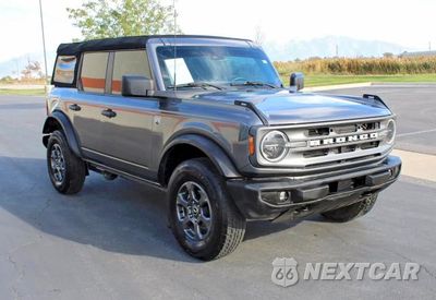 Trzecie zdjęcie samochodu z tyłu: 2024 FORD BRONCO BIG BEND VIN:1FMDE7BHXRLA88240 - miniatura