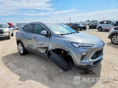 Czwarte zdjęcie samochodu z boku: 2025 BUICK ENCORE GX PREFERRED VIN:KL4AMBSL1SB149272 - miniatura