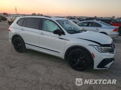 Czwarte zdjęcie samochodu z boku: 2024 VOLKSWAGEN TIGUAN SE R-LINE BLACK VIN:3VVCB7AXXRM056440 - miniatura