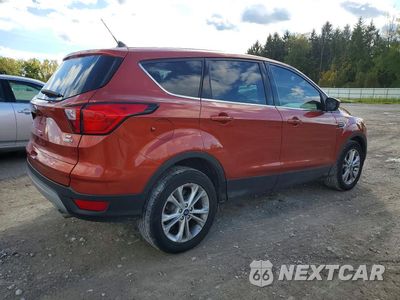 Trzecie zdjęcie samochodu z tyłu: 2019 FORD ESCAPE SE VIN:1FMCU9GD0KUA61578 - miniatura