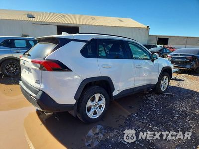 Trzecie zdjęcie samochodu z tyłu: 2021 TOYOTA RAV4 HYBRID XLE VIN:4T3R6RFV3MU013114 - miniatura