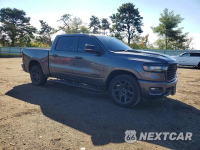 Czwarte zdjęcie samochodu z boku: 2025 RAM 1500 LARAMIE VIN:1C6SRFJP8SN771171 - miniatura