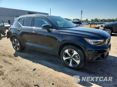 Czwarte zdjęcie samochodu z boku: 2024 VOLVO XC40 PLUS VIN:YV4L12UE9R2340189 - miniatura
