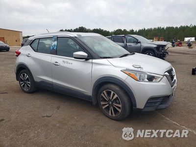 Czwarte zdjęcie samochodu z boku: 2020 NISSAN KICKS SV VIN:3N1CP5CV7LL525418 - miniatura