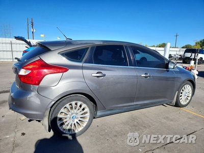 Trzecie zdjęcie samochodu z tyłu: 2012 FORD FOCUS TITANIUM VIN:1FAHP3N27CL314943 - miniatura
