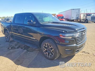 Czwarte zdjęcie samochodu z boku: 2025 RAM 1500 LARAMIE VIN:1C6SRFJP9SN730838 - miniatura
