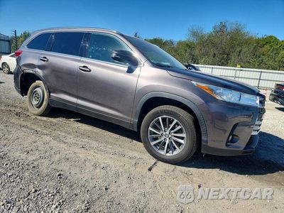 Czwarte zdjęcie samochodu z boku: 2019 TOYOTA HIGHLANDER XLE VIN:5TDKZRFH7KS366571 - miniatura