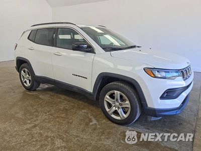 Czwarte zdjęcie samochodu z boku: 2023 JEEP COMPASS LATITUDE VIN:3C4NJDBNXPT522991 - miniatura