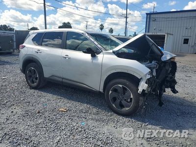 Czwarte zdjęcie samochodu z boku: 2025 NISSAN ROGUE SV VIN:5N1BT3BAXSC773045 - miniatura