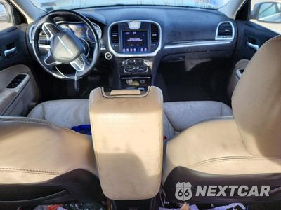 Zdjęcie 8 z 12 samochodu: 2017 CHRYSLER 300 LIMITED VIN:2C3CCARG0HH637394 - miniatura