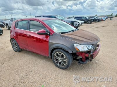 Czwarte zdjęcie samochodu z boku: 2019 CHEVROLET SONIC LT VIN:1G1JD6SB9K4123245 - miniatura