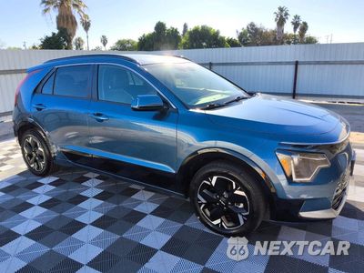 Czwarte zdjęcie samochodu z boku: 2023 KIA NIRO WIND VIN:KNDCR3L17P5034037 - miniatura