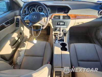 Zdjęcie 8 z 12 samochodu: 2014 MERCEDES-BENZ C 250 VIN:WDDGF4HB1EG250782 - miniatura