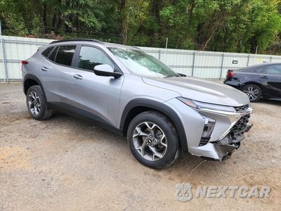 Czwarte zdjęcie samochodu z boku: 2025 CHEVROLET TRAX 1LT VIN:KL77LHEP0SC079081 - miniatura