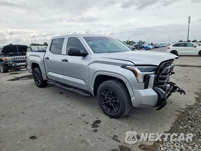 Czwarte zdjęcie samochodu z boku: 2026 TOYOTA TUNDRA SR VIN:5TFKB5AB8TX054805 - miniatura