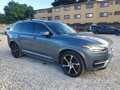 Czwarte zdjęcie samochodu z boku: 2016 VOLVO XC90 T6 VIN:YV4A22PL1G1000634 - miniatura