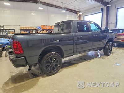 Trzecie zdjęcie samochodu z tyłu: 2026 RAM 2500 LARAMIE VIN:3C6UR5FJ1TG355254 - miniatura