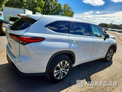 Trzecie zdjęcie samochodu z tyłu: 2022 TOYOTA HIGHLANDER XLE VIN:5TDGZRBH5NS580930 - miniatura