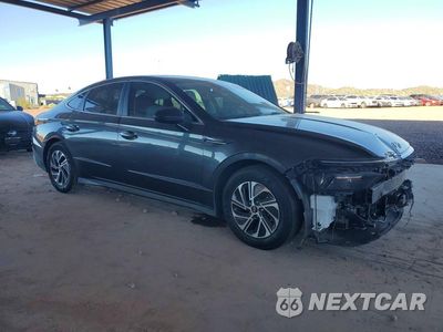 Czwarte zdjęcie samochodu z boku: 2026 HYUNDAI SONATA HYBRID BLUE VIN:KMHL24JJ2TA154726 - miniatura