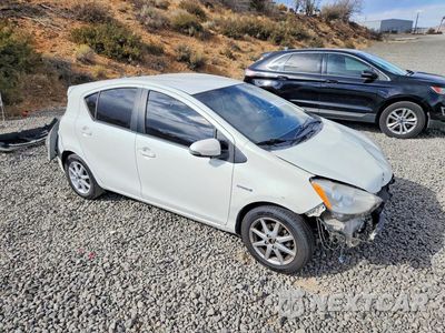 Czwarte zdjęcie samochodu z boku: 2014 TOYOTA PRIUS C THREE VIN:JTDKDTB36E1563688 - miniatura