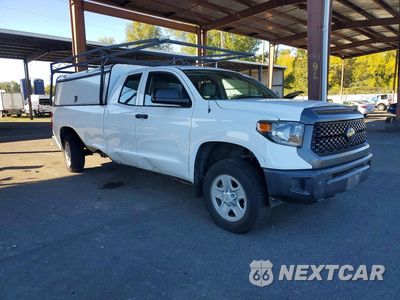 Czwarte zdjęcie samochodu z boku: 2018 TOYOTA TUNDRA SR VIN:5TFTY5F11JX010340 - miniatura