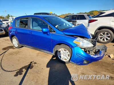 Czwarte zdjęcie samochodu z boku: 2012 NISSAN VERSA 1.8 S VIN:3N1BC1CP2CK813127 - miniatura