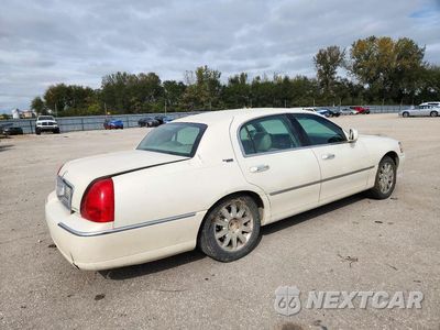 Trzecie zdjęcie samochodu z tyłu: 2007 LINCOLN TOWN CAR SIGNATURE LIMITED VIN:1LNHM82V07Y622037 - miniatura